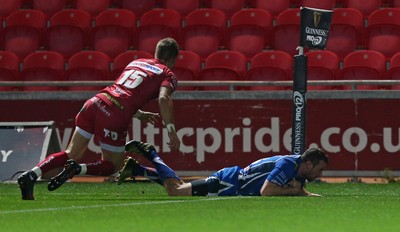 081016 - Scarlets v Newport Gwent Dragons - Guinness PRO12 - Adam Warren of Newport Gwent Dragons scores his second try