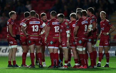 081016 - Scarlets v Newport Gwent Dragons - Guinness PRO12 - Dejected Scarlets players after the Dragons score their third try