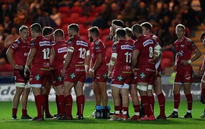 081016 - Scarlets v Newport Gwent Dragons - Guinness PRO12 - Dejected Scarlets players after the Dragons score their third try