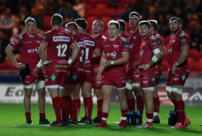 081016 - Scarlets v Newport Gwent Dragons - Guinness PRO12 - Dejected Scarlets players after the Dragons score their third try