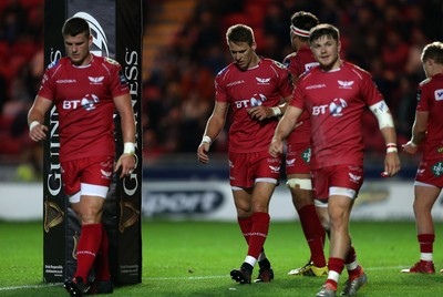 081016 - Scarlets v Newport Gwent Dragons - Guinness PRO12 - Dejected Scarlets players after the Dragons score their third try