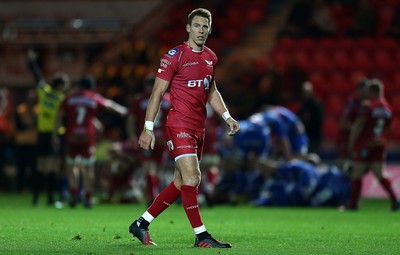 081016 - Scarlets v Newport Gwent Dragons - Guinness PRO12 - Liam Williams of Scarlets