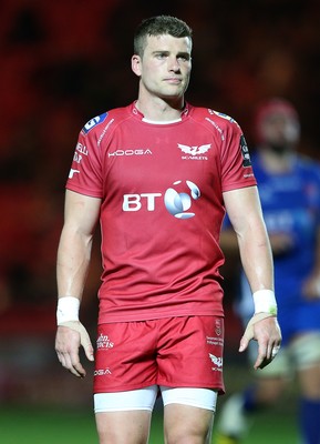 081016 - Scarlets v Newport Gwent Dragons - Guinness PRO12 - Scott Williams of Scarlets