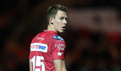 081016 - Scarlets v Newport Gwent Dragons - Guinness PRO12 - Liam Williams of Scarlets