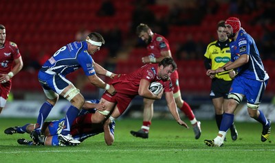 081016 - Scarlets v Newport Gwent Dragons - Guinness PRO12 - Lewis Rawlins of Scarlets is tackled by Nic Cudd and Ed Jackson of Newport Gwent Dragons