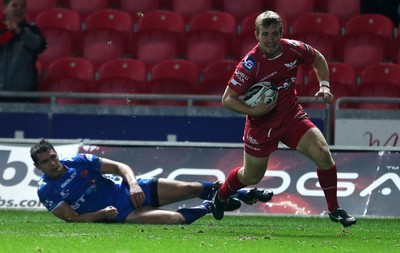 081016 - Scarlets v Newport Gwent Dragons - Guinness PRO12 - Jonathan Evans of Scarlets runs in to score a try