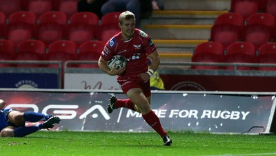 081016 - Scarlets v Newport Gwent Dragons - Guinness PRO12 - Jonathan Evans of Scarlets runs in to score a try