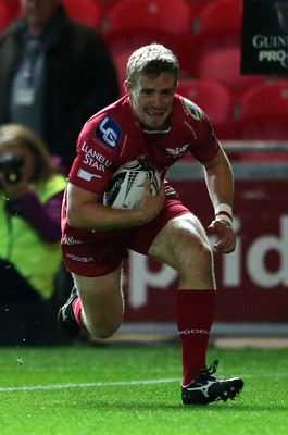 081016 - Scarlets v Newport Gwent Dragons - Guinness PRO12 - Jonathan Evans of Scarlets runs in to score a try