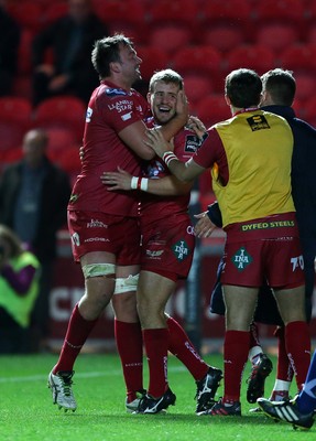 081016 - Scarlets v Newport Gwent Dragons - Guinness PRO12 - Jonathan Evans of Scarlets celebrates scoring a try with Lewis Rawlins