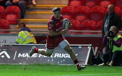 081016 - Scarlets v Newport Gwent Dragons - Guinness PRO12 - Steff Evans of Scarlets runs in to score a try