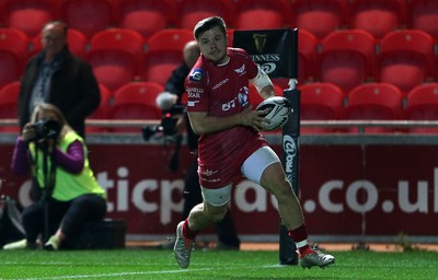 081016 - Scarlets v Newport Gwent Dragons - Guinness PRO12 - Steff Evans of Scarlets runs in to score a try