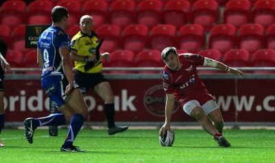 081016 - Scarlets v Newport Gwent Dragons - Guinness PRO12 - Steff Evans of Scarlets runs in to score a try