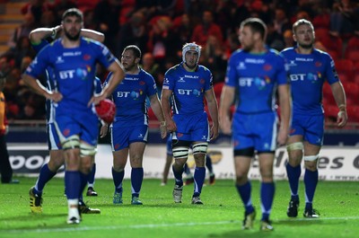 081016 - Scarlets v Newport Gwent Dragons - Guinness PRO12 - Dejected Dragons players after Scarlets go into the lead