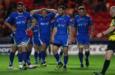 081016 - Scarlets v Newport Gwent Dragons - Guinness PRO12 - Dejected Dragons players after Scarlets go into the lead