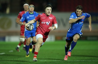 081016 - Scarlets v Newport Gwent Dragons, Guinness PRO12 - Steff Evans of Scarlets races away to score try