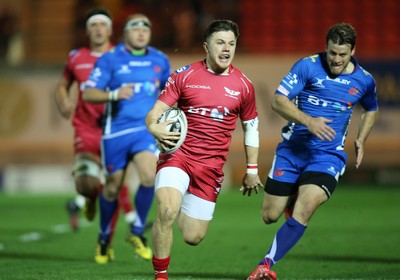 081016 - Scarlets v Newport Gwent Dragons, Guinness PRO12 - Steff Evans of Scarlets races away to score try