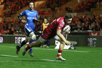 081016 - Scarlets v Newport Gwent Dragons, Guinness PRO12 - Steff Evans of Scarlets dives in to score try