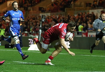 081016 - Scarlets v Newport Gwent Dragons, Guinness PRO12 - Steff Evans of Scarlets dives in to score try