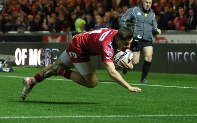 081016 - Scarlets v Newport Gwent Dragons, Guinness PRO12 - Steff Evans of Scarlets dives in to score try