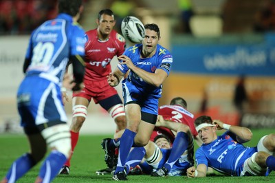 081016 - Scarlets v Newport Gwent Dragons, Guinness PRO12 - Charlie Davies of Newport Gwent Dragons feeds the ball out