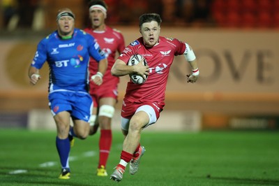 081016 - Scarlets v Newport Gwent Dragons, Guinness PRO12 - Steff Evans of Scarlets races away to score try