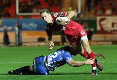 081016 - Scarlets v Newport Gwent Dragons, Guinness PRO12 - Liam Williams of Scarlets breaks through the tackle from Jack Dixon of Newport Gwent Dragons to score try