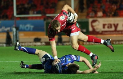 081016 - Scarlets v Newport Gwent Dragons, Guinness PRO12 - Liam Williams of Scarlets breaks through the tackle from Jack Dixon of Newport Gwent Dragons to score try