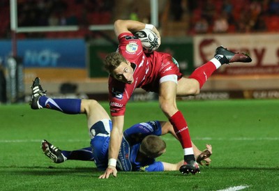 081016 - Scarlets v Newport Gwent Dragons, Guinness PRO12 - Liam Williams of Scarlets breaks through the tackle from Jack Dixon of Newport Gwent Dragons to score try