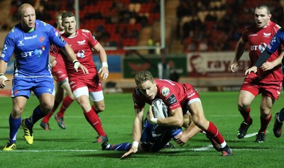 081016 - Scarlets v Newport Gwent Dragons, Guinness PRO12 - Liam Williams of Scarlets breaks through to score try