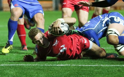 081016 - Scarlets v Newport Gwent Dragons, Guinness PRO12 - Liam Williams of Scarlets breaks through to score try