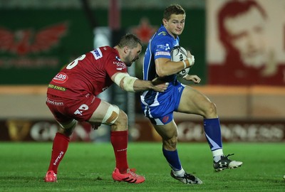 081016 - Scarlets v Newport Gwent Dragons, Guinness PRO12 - Hallam Amos of Newport Gwent Dragons takes on Morgan Allen of Scarlets