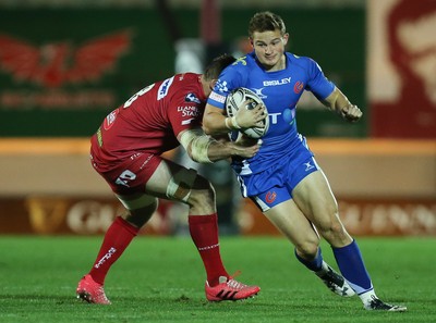 081016 - Scarlets v Newport Gwent Dragons, Guinness PRO12 - Hallam Amos of Newport Gwent Dragons takes on Morgan Allen of Scarlets