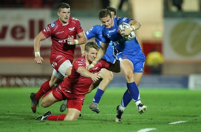 081016 - Scarlets v Newport Gwent Dragons, Guinness PRO12 - Hallam Amos of Newport Gwent Dragons gets away from Jonathan Evans of Scarlets