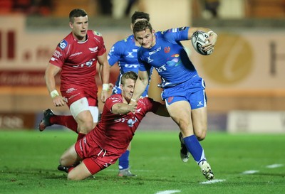 081016 - Scarlets v Newport Gwent Dragons, Guinness PRO12 - Hallam Amos of Newport Gwent Dragons gets away from Jonathan Evans of Scarlets