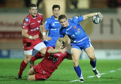 081016 - Scarlets v Newport Gwent Dragons, Guinness PRO12 - Hallam Amos of Newport Gwent Dragons gets away from Jonathan Evans of Scarlets