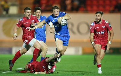 081016 - Scarlets v Newport Gwent Dragons, Guinness PRO12 - Hallam Amos of Newport Gwent Dragons gets away from Jonathan Evans of Scarlets