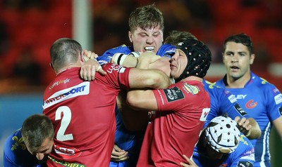 081016 - Scarlets v Newport Gwent Dragons, Guinness PRO12 - Matthew Screech of Newport Gwent Dragons is stopped by Ken Owens of Scarlets and James Davies of Scarlets