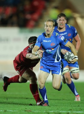 081016 - Scarlets v Newport Gwent Dragons, Guinness PRO12 - Sarel Pretorius of Newport Gwent Dragons breaks away and runs in to score try