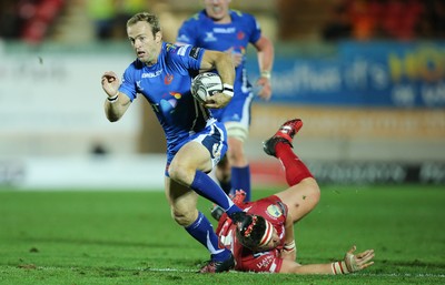 081016 - Scarlets v Newport Gwent Dragons, Guinness PRO12 - Sarel Pretorius of Newport Gwent Dragons breaks away and runs in to score try