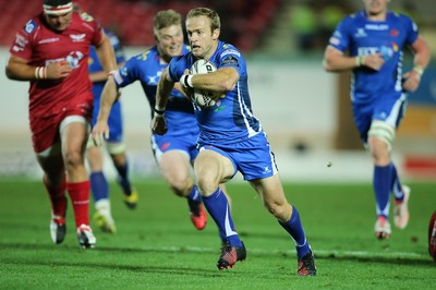 081016 - Scarlets v Newport Gwent Dragons, Guinness PRO12 - Sarel Pretorius of Newport Gwent Dragons breaks away and runs in to score try