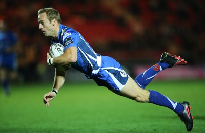 081016 - Scarlets v Newport Gwent Dragons, Guinness PRO12 - Sarel Pretorius of Newport Gwent Dragons dives in to score try