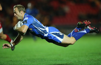 081016 - Scarlets v Newport Gwent Dragons, Guinness PRO12 - Sarel Pretorius of Newport Gwent Dragons dives in to score try