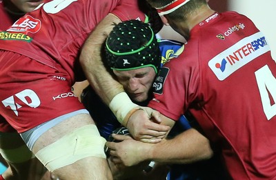 081016 - Scarlets v Newport Gwent Dragons, Guinness PRO12 - Nic Cudd of Newport Gwent Dragons is caught between John Barclay of Scarlets and Lewis Rawlins of Scarlets