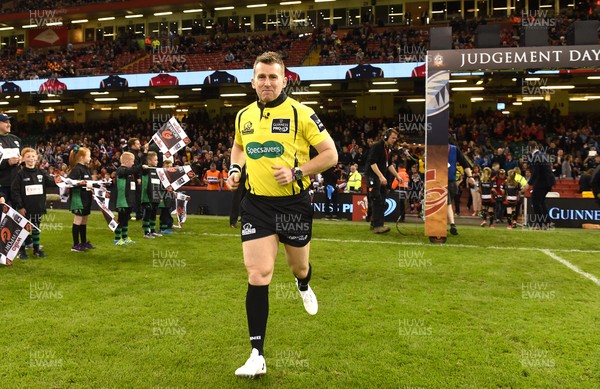 150417 - Newport Gwent Dragons v Scarlets - Guinness PRO12 - Referee Nigel Owens runs out