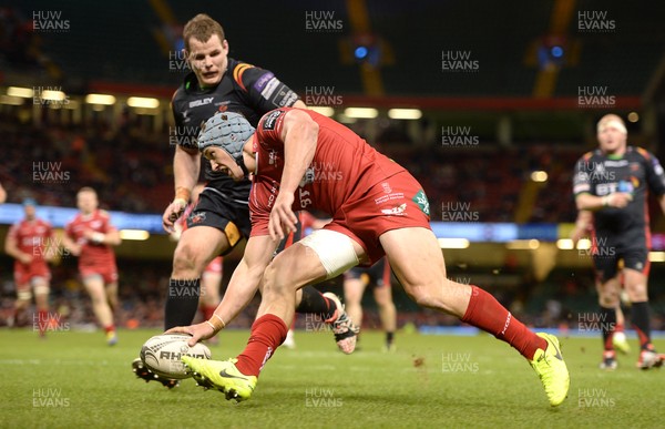 150417 - Newport Gwent Dragons v Scarlets - Guinness PRO12 - Jonathan Davies of Scarlets scores try