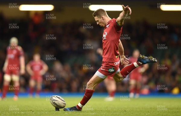 150417 - Newport Gwent Dragons v Scarlets - Guinness PRO12 - Liam Williams of Scarlets kicks at goal