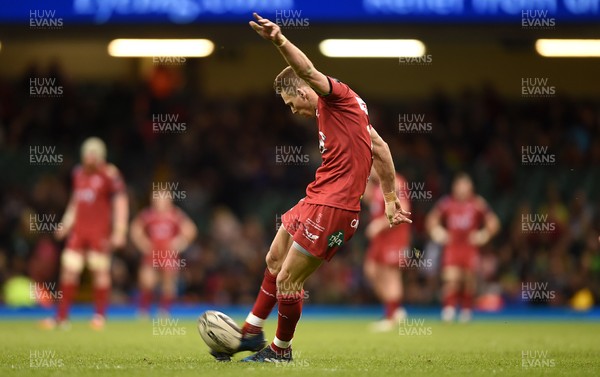 150417 - Newport Gwent Dragons v Scarlets - Guinness PRO12 - Liam Williams of Scarlets kicks at goal