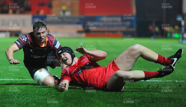 301015 - Scarlets v Newport Gwent Dragons - Guinness PRO12 -James Davies of Scarlets scores try