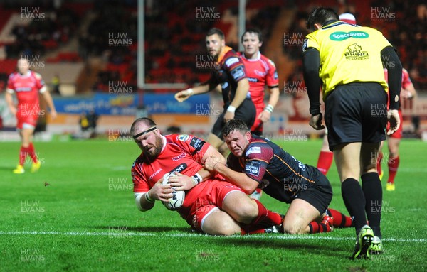 301015 - Scarlets v Newport Gwent Dragons - Guinness PRO12 -Phil John of Scarlets scores try