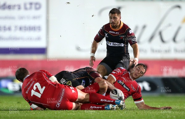 301015 - Scarlets v Newport Gwent Dragons - Guinness PRO12 - Steven Shingler of Scarlets grapples for the ball with Adam Warren of Newport Gwent Dragons